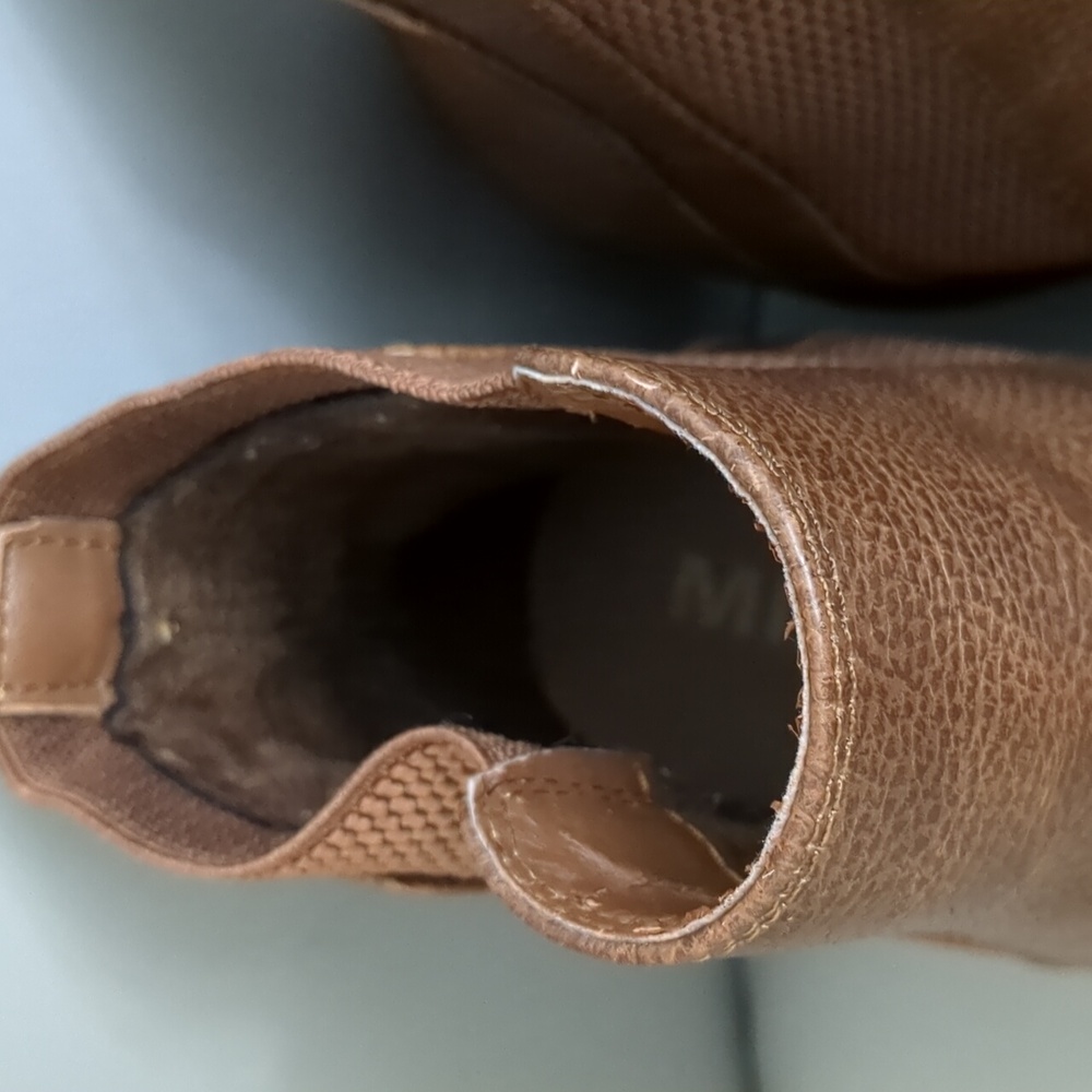 Mia Women's Ribbed Chelsea Boot - Picture 9 of 9